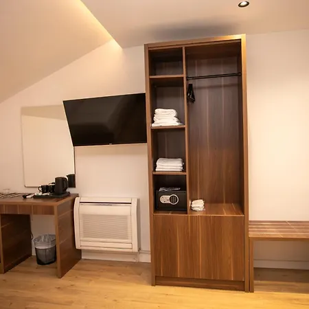 Klaus Center 4* טיראנה