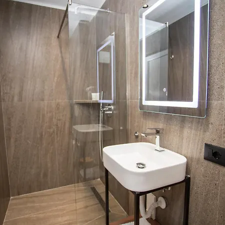 Klaus Center מלון 4*