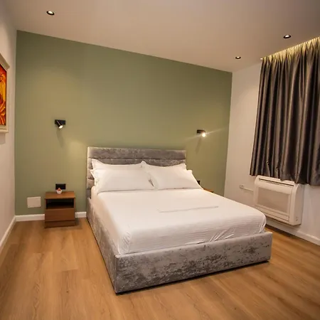 מלון Klaus Center 4*