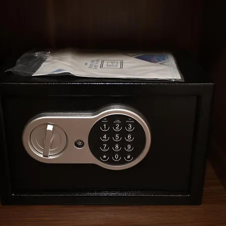 מלון Klaus Center 4*