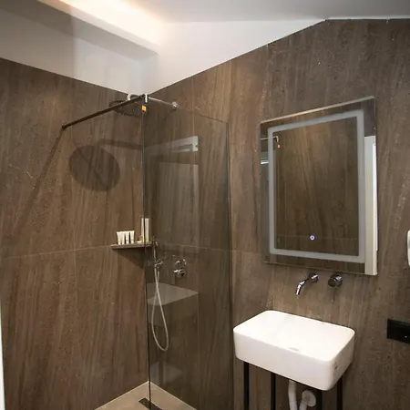 Klaus Center 4* טיראנה