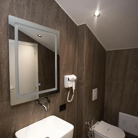 Klaus Center מלון 4*