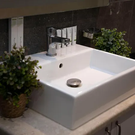 Klaus Center מלון 4*